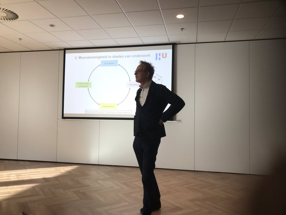 bartvanrosmalen's tweet photo. @onderzoekcoach Daan Andriessen in bevlogen betoog over onderzoek in relatie tot 21 cs skills agenda van studio 21cs. @kennisbundel @hku https://t.co/DVXinFAqXO