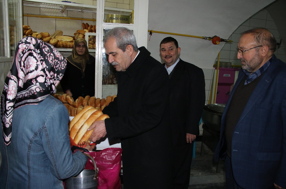 FevziDemirkol's tweet photo. Şanlıurfa Aşevi Derneğimizi ziyaret edip hem vatandaşlarımızla hasbihal ettik hem de dernekten yardım alan 1050 ailemize Haliliye Belediyesi olarak gıda kolisi yardımında bulunduk. https://t.co/CHuXaMatjA