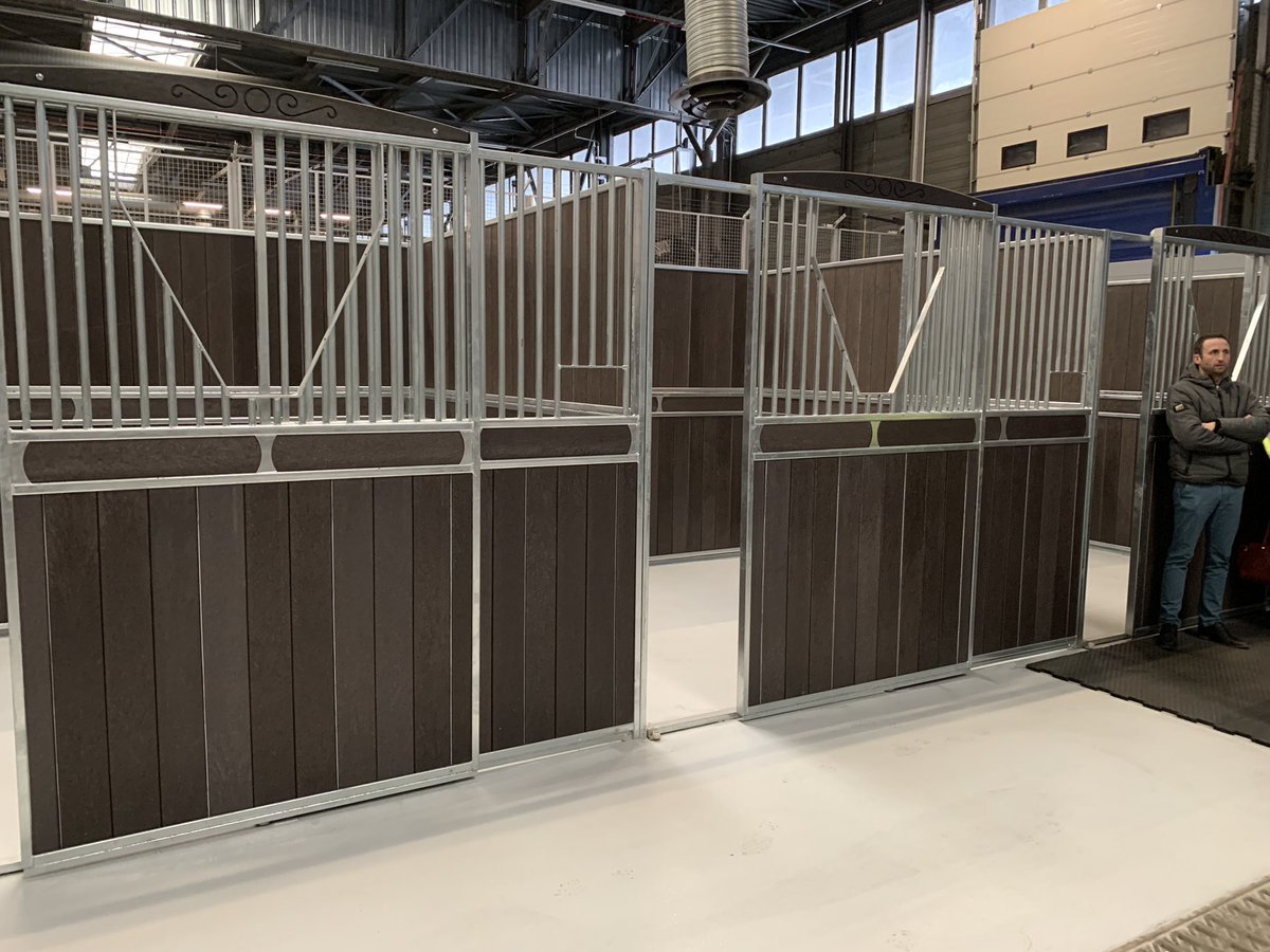 xavierpelletier's tweet photo. #ClusterEquin en visite à @lyonaeroports #CargoPort - les #chevaux peuvent prendre l’avion à #Lyon et bénéficier du confort des installations ! @slvrbrt @CCILYONMETRO @e_imberton @boucher_erwan https://t.co/RxqmuIVlEf