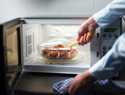 National Burn Awareness Week Hot Tip - Microwave ovens are thought to be safer than conventional ovens, but microwaves can still cause scald burns. Microwaves heat foods and liquids to very high temperatures &amp; can cause scald burns from spills, steam, and splashes. 
#NBAW #BeSafe