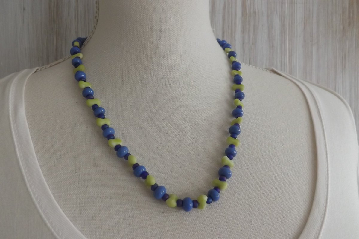 A fun periwinkle blue and pale green glass necklace etsy.me/2Se1fjh #handmadejewellery #peanutnecklace #periwinklenecklace #blueandgreennecklace #bohonecklace #bohojewellery #bohojewelry #festivalnecklace #festivaljewellery #festivaljewelry #handmadejewelry #bohemian