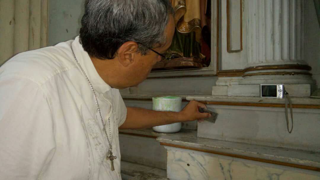 SomosCumana's tweet photo. De una pequeña marca en la madera descubrimos óleo del siglo XIX cubierto bajo capas de pintura moderna. 

Estamos cuidando todos los detalles para evitar que de dañen elementos patrimoniales como el que descubrimos este martes. https://t.co/LnzF5YzJ4i