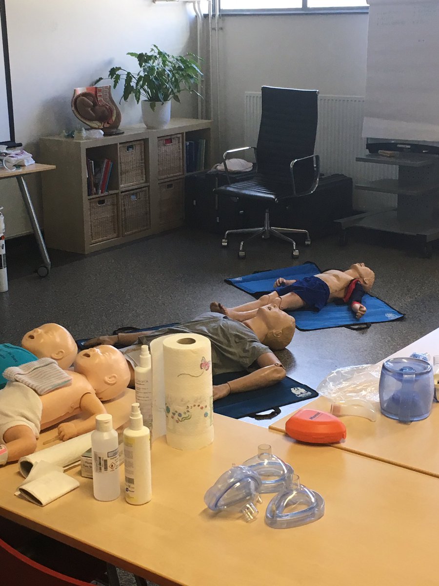 VrouwenZorg's tweet photo. Wij zijn er klaar voor...Today: alle reanimaties trainen voor 1'lijns verloskundigen op locatie Vrouwenzorg Amsterdam. "Door de lijnen heen....." https://t.co/qHNRxyfztF
