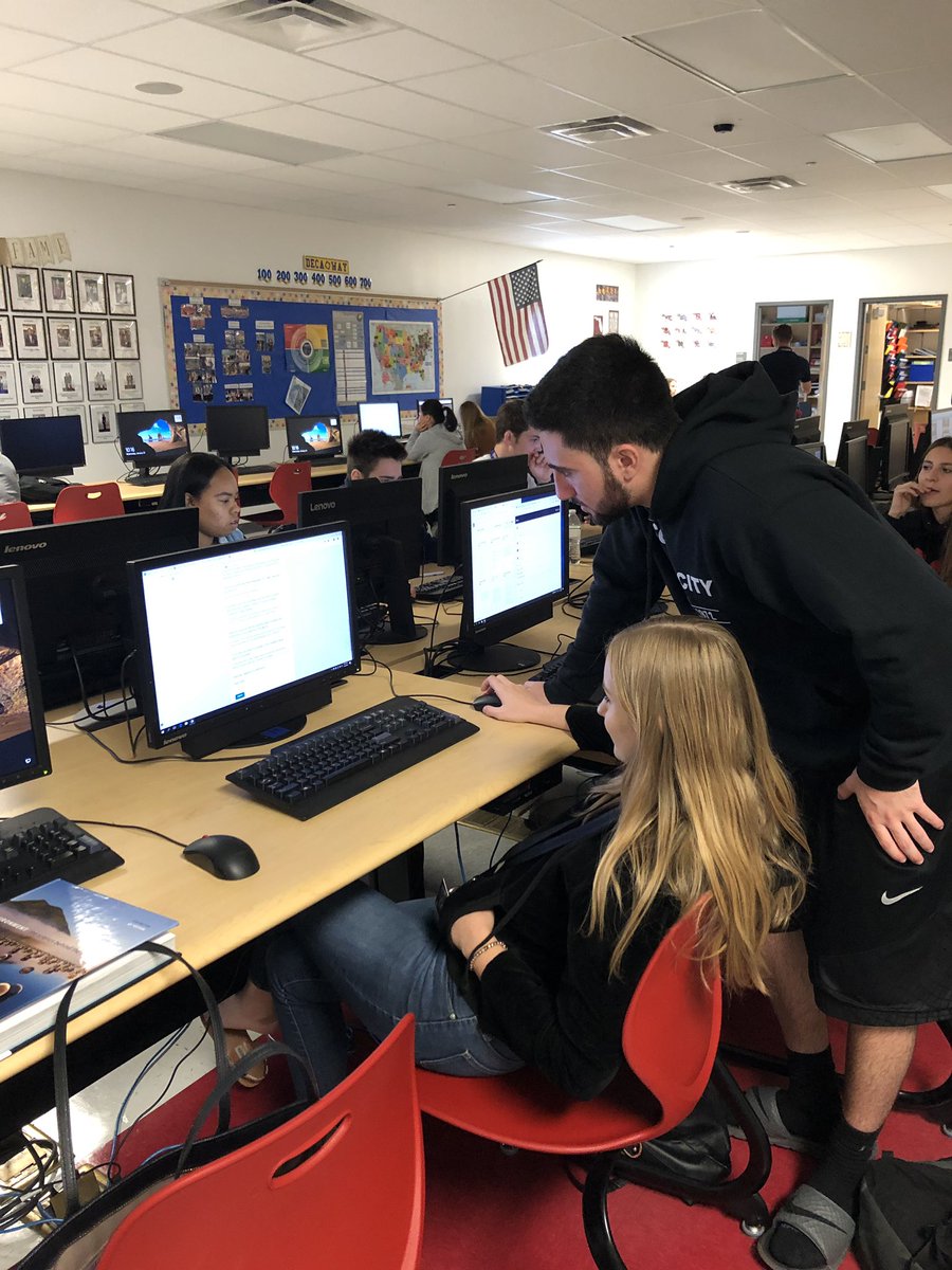 MonkmadeVEI's tweet photo. Look at our wonderful employees, always hard at work! 📝🤓 https://t.co/HjwLRZpoF5