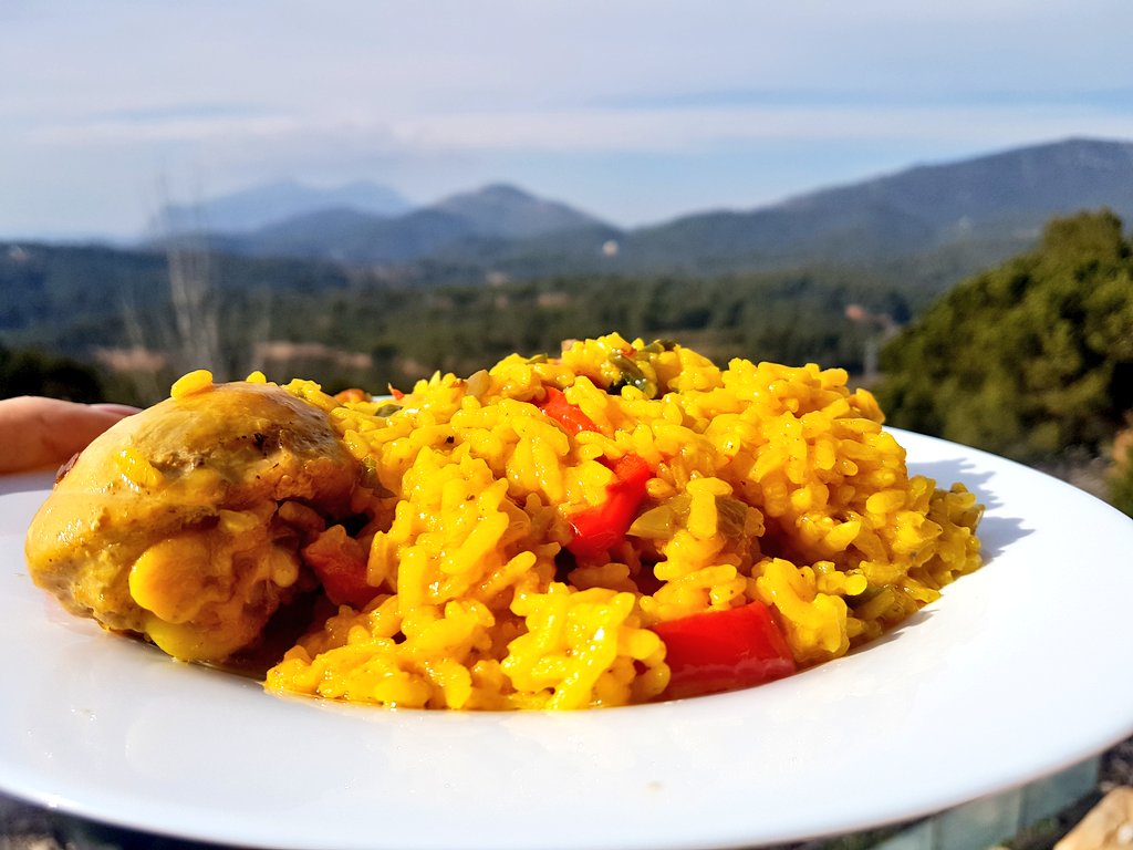 NutriciaGarrido's tweet photo. Hoy ensalada de mezclum de lechugas y zanahoria, paella de pollo y verduras y de postre caqui y solecito ♥️. https://t.co/3sYl1NxgqK