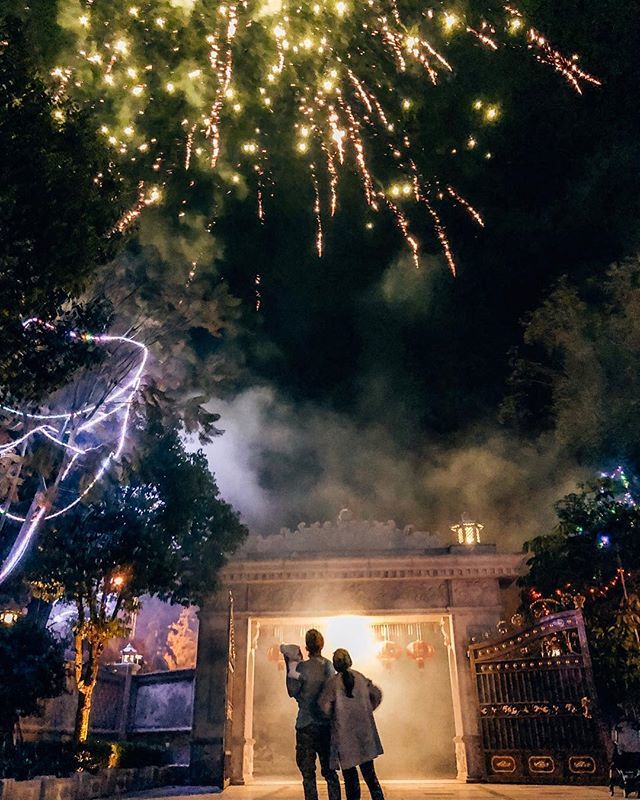 bethniy's tweet photo. fireworks night 🎇 #lifeoftheszes https://t.co/Ieb1yoGyVl https://t.co/6DSao8jUp4