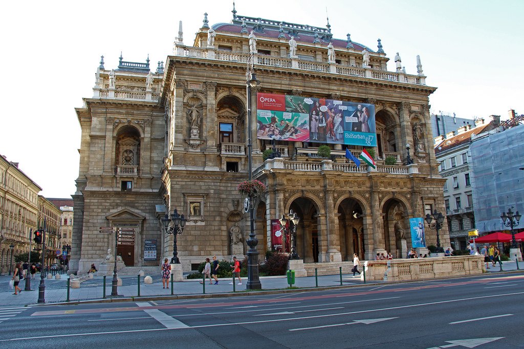 Abroad_Films's tweet photo. #HungarianStateOperaHouse in 1977&amp;2017. It was build in 1875 in neo-Renaissance style, inspired by the #ParisOperaHouse. It stands on of the most prestigious (also quite parisienne) avenues, Andrássy. 
It was featured in Spielberg's movie Munich, where it also represented Paris🇫🇷 https://t.co/d4cPU0PfMl