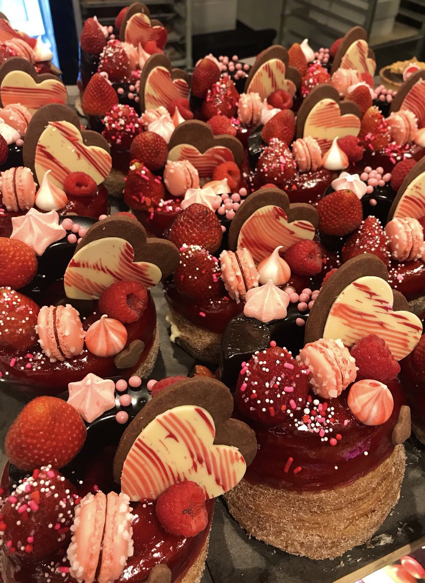 CRAZY KRONUT THURSDAY!

Valentine’s Day Berries! 
Filled with cream, raspberry jelly glaze, topped with a dipped brownie, homemade meringues, chocolate biscuits and a white chocolate macaron! 
💕💖💝