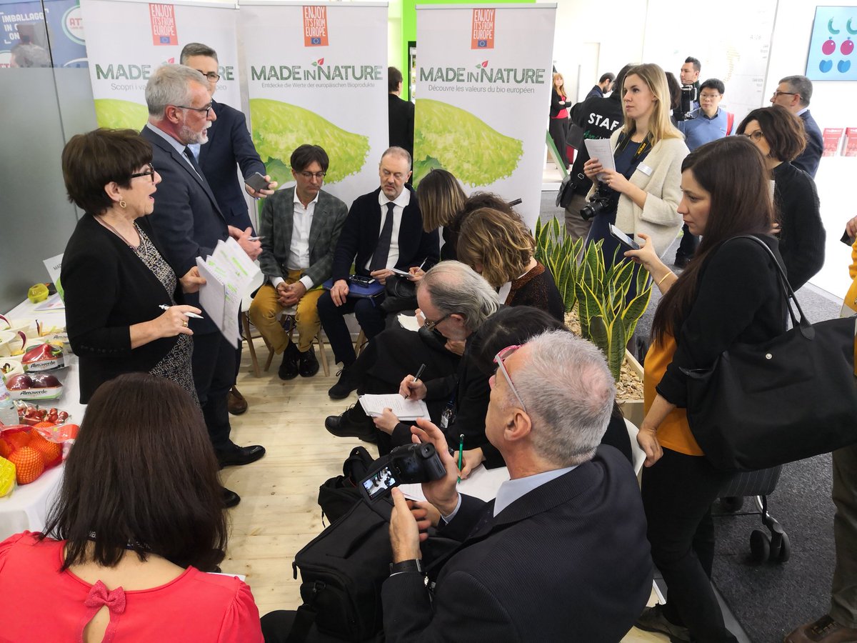 fruitecom_rp's tweet photo. #fruitlogistica giorno due: press lunch con la stampa internazionale per #MadeinNature", il nuovo progetto per la promozione del biologico a firma UE e #CSOItaly!
#fruitlogistica2019 #fruitlog #berlin #fruitecom #nature #food #bio #presslunch #HealthyFood https://t.co/xCuEoRmSMV