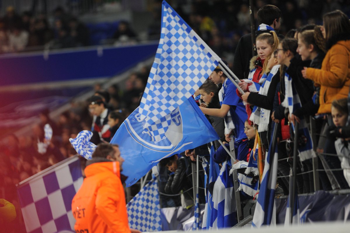 Nous remercions l’<a href="/OL/">Olympique Lyonnais</a>, <a href="/JM_Aulas/">Jean-Michel AULAS</a> et son staff qui, par leur professionnalisme, nous ont permis d’organiser et d’apprécier ce moment qui restera graver dans les mémoires caladoises pendant de nombreuses années.
Le FCVB sera avec vous pour faire tomber le <a href="/FCBarcelona/">FC Barcelona</a> ! (2/3)