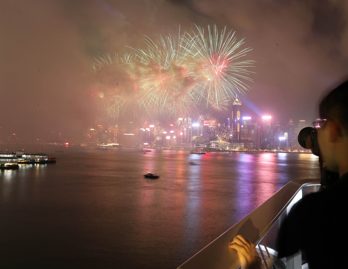 XHChineNouvelle's tweet photo. #NouvelAnchinois Feux d'artifice au-dessus de la Baie Victoria à #HongKong https://t.co/5tntCgFTJy