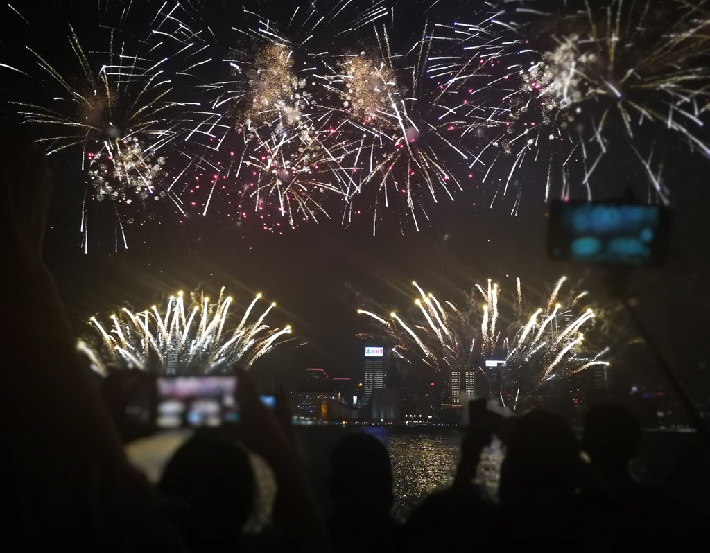 XHChineNouvelle's tweet photo. #NouvelAnchinois Feux d'artifice au-dessus de la Baie Victoria à #HongKong https://t.co/5tntCgFTJy