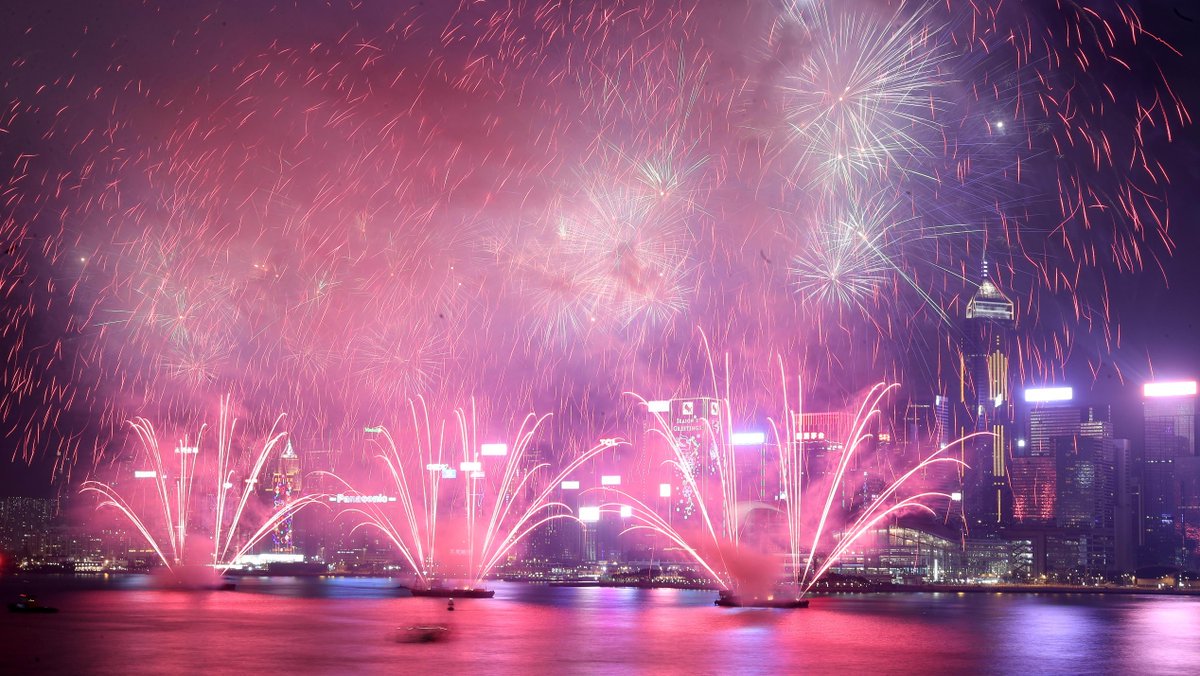 XHChineNouvelle's tweet photo. #NouvelAnchinois Feux d'artifice au-dessus de la Baie Victoria à #HongKong https://t.co/5tntCgFTJy