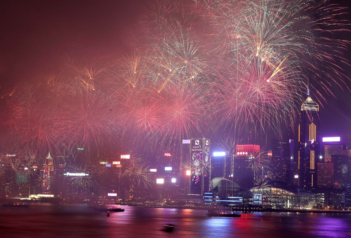 XHChineNouvelle's tweet photo. #NouvelAnchinois Feux d'artifice au-dessus de la Baie Victoria à #HongKong https://t.co/5tntCgFTJy