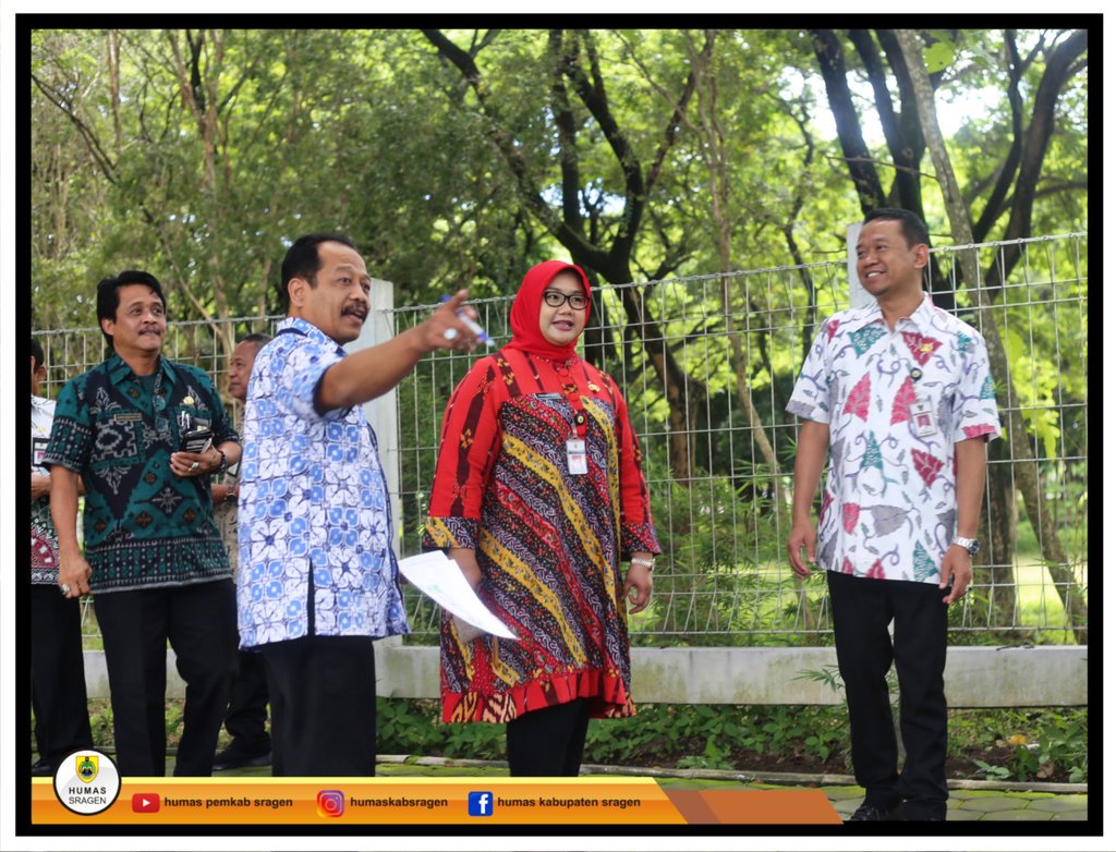 pemkab_sragen's tweet photo. Siang tadi, Bupati Sragen dr. Kusdinar Untung Yuni Sukowati didampingi Wakil Bupati Sragen Dedy Endriyatno,S.E beserta jajaran Kepala OPD meninjau pengerjaan Taman Tirtasari yang berada di Jalan Dr. Sutomo, Sine, Sragen . https://t.co/6qxPx7DU6f