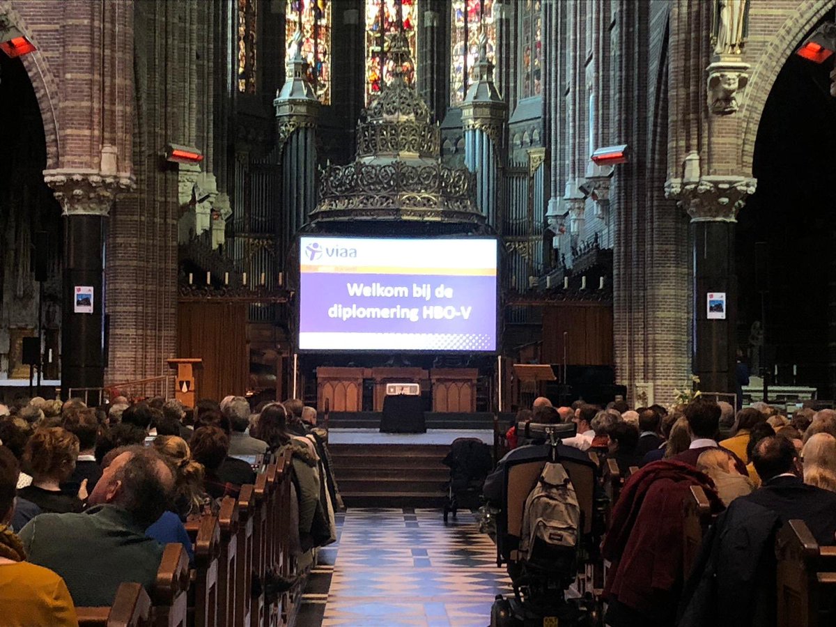 bertsmit038's tweet image. Onze nieuwe 8000ansilumen beamer doet het prima in het Dominicaner.