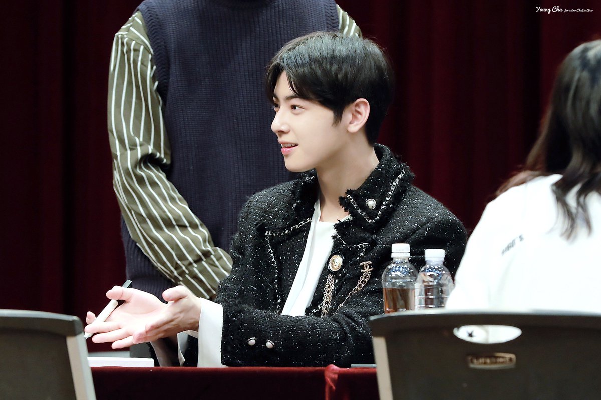 YOUNG_CHA_0's tweet photo. 190203 노량진 팬사인회

#차은우 #CHAEUNWOO #ウヌ #아스트로 #ASTRO #영차영차 @offclASTRO #팬싸 https://t.co/DPkN6LLQBi