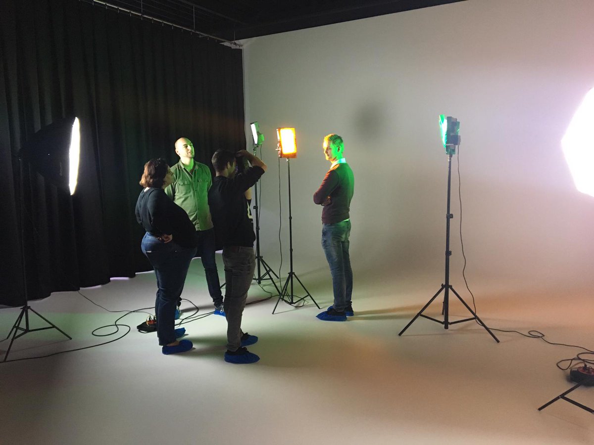 Whoohoo, de aftrap van de WebNL Academy! De workshop Foto &amp; Film door Jordi en Jeroen is in volle gang. Na het theoretische deel zijn de deelnemers de BEELDKRACHT-studio ingedoken om direct aan de slag te gaan! 🎥
