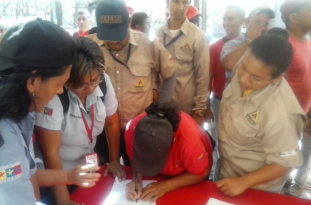INTRAVIAL's tweet photo. El equipo #intravial y su presidente el Coronel Leonardo Vinci dijo presente en la plaza Bolívar para estampar sus firmas en contra de la injerencia imperialista. Brindando así el apoyo total a nuestro presidente @nicolasmaduro y a nuestro gobernador @lafuerzadchavez https://t.co/bFQGHwG1R8