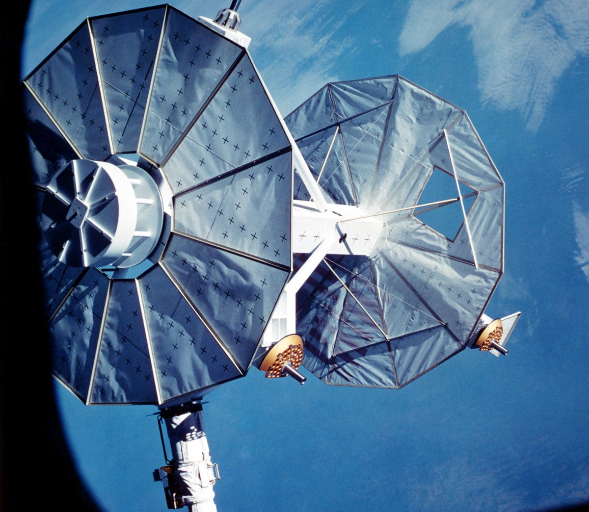 SpaceAboveUs's tweet photo. Leave your sunblock at home because for STS-8, Challenger is launching at night! On this episode we deploy a satellite, test TDRS-1, confuse some rats, and wiggle around a big heavy dumbbell in space. #STS8 https://t.co/iuKRpnthrV https://t.co/6FEghbDZTT