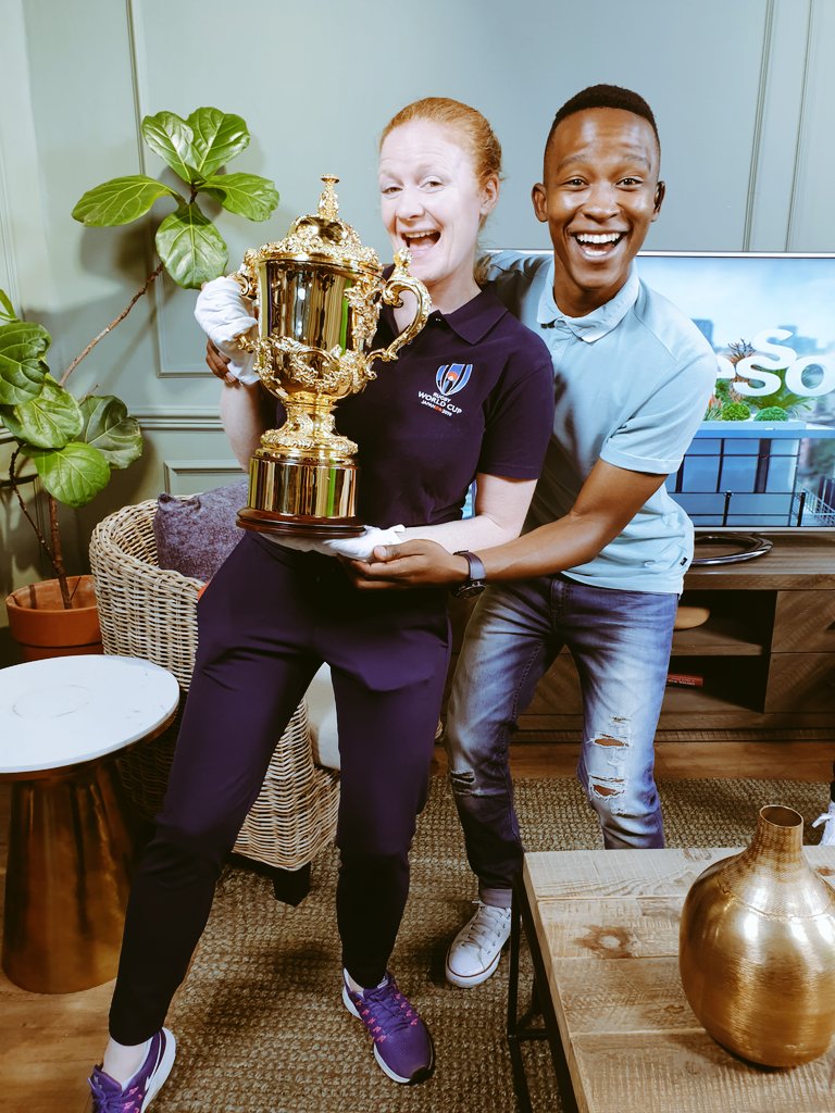 KatlegoMaboe's tweet photo. When you hold the trophy bearer's arms so you can pretend like it feels like you're holding The Webb Ellis Cup, cause you're not allowed to actually hold it, but pretending felt real and that's all that matters...ok...😅

#RWC2019 #RWCTrophyTour #ExpressoShow https://t.co/YFrcpl8CQg