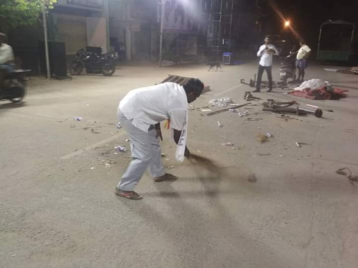 Sajeenabasheer1's tweet photo. மார்தட்டி சொல்வேன்.@ikamalhaasan
எங்கள் பாதை தூய்மையானது!
பொதுகூட்டம் முடிந்த இரண்டு மணி நேரத்தில் கூட்டம் நடந்த சுவடேதெறியாமல் மாற்ற பட்டிருக்கிறது!!திருவாரூர் தெற்கு வீதி
இது எங்களால் மட்டுமே சாத்தியம்
@nasser_kameela @maiamofficial @drmahendran_r @SnehanOfficial @isowrirajan https://t.co/uz7UGGXYya