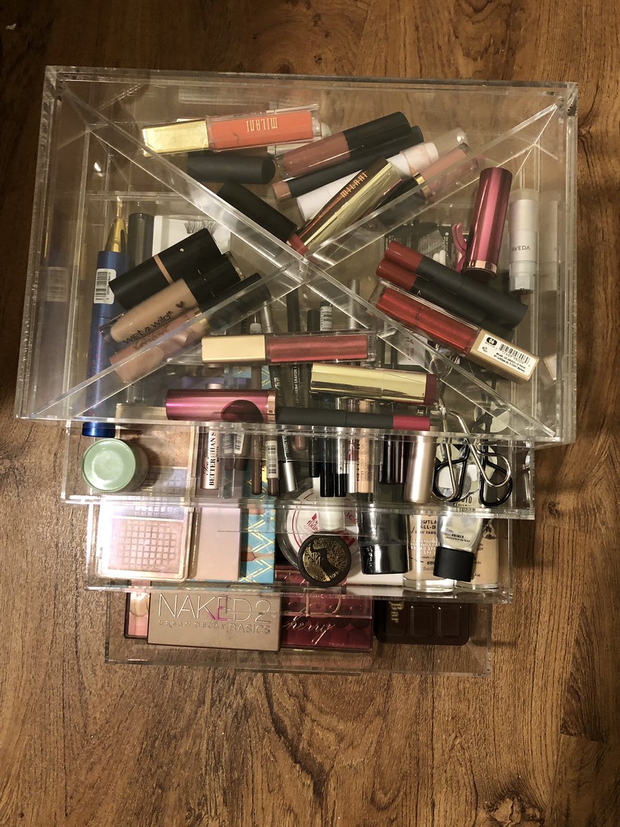 Rachels_tardis's tweet photo. You guys, I totally cleaned and reorganized my #CosmoCube and tossed a TON of okd stuff tonight, and now it houses ALL of my makeup, fresh ad clean! #springcleaning #takingoutthetrash @myCosmoCube PS CC, I acidentally rubbed off part of the logo; any way we can fix that? ☺️ https://t.co/ABuvRJGLaA