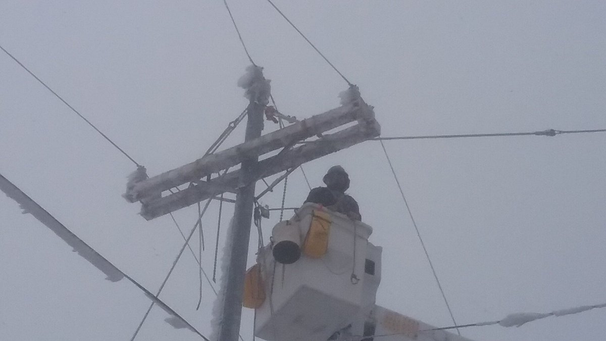 IBEW465's tweet photo. 🌨⚡️IBEW 465 Winter Warriors!⚡️🌨Thank you to our members from North East Construction Yard at @sdge who are braving the snow on Palomar Mountian today restoring service to our customers! Our members work rain or shine to keep our city going! #WeAreIBEW465 #UnionUtilityWorkers https://t.co/cwqBaPIaHh