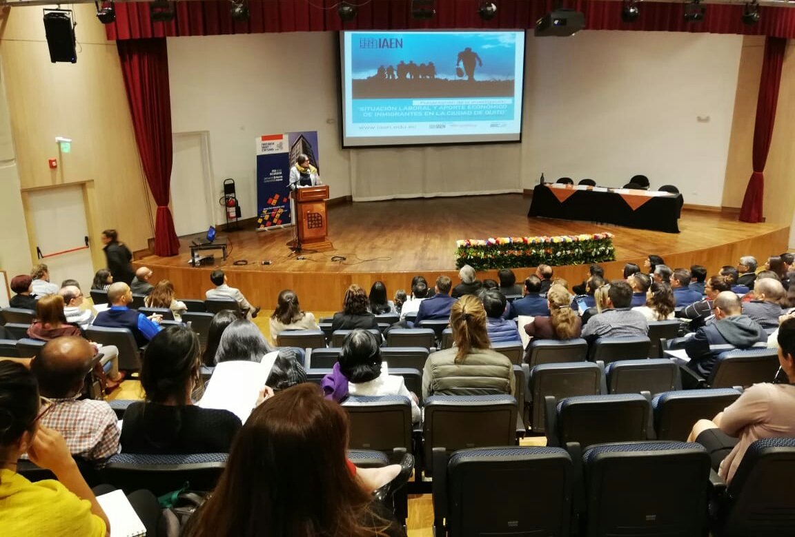 IAENUniversidad's tweet photo. Kathrin Meisner, representante de @FesILDIS Ecuador, reflexiona sobre los desafíos en torno a la investigación sobre la situación laboral y aporte económico de los inmigrantes en la ciudad de Quito. #TrabajoMigraciónQuito https://t.co/MZdVQWcdg3