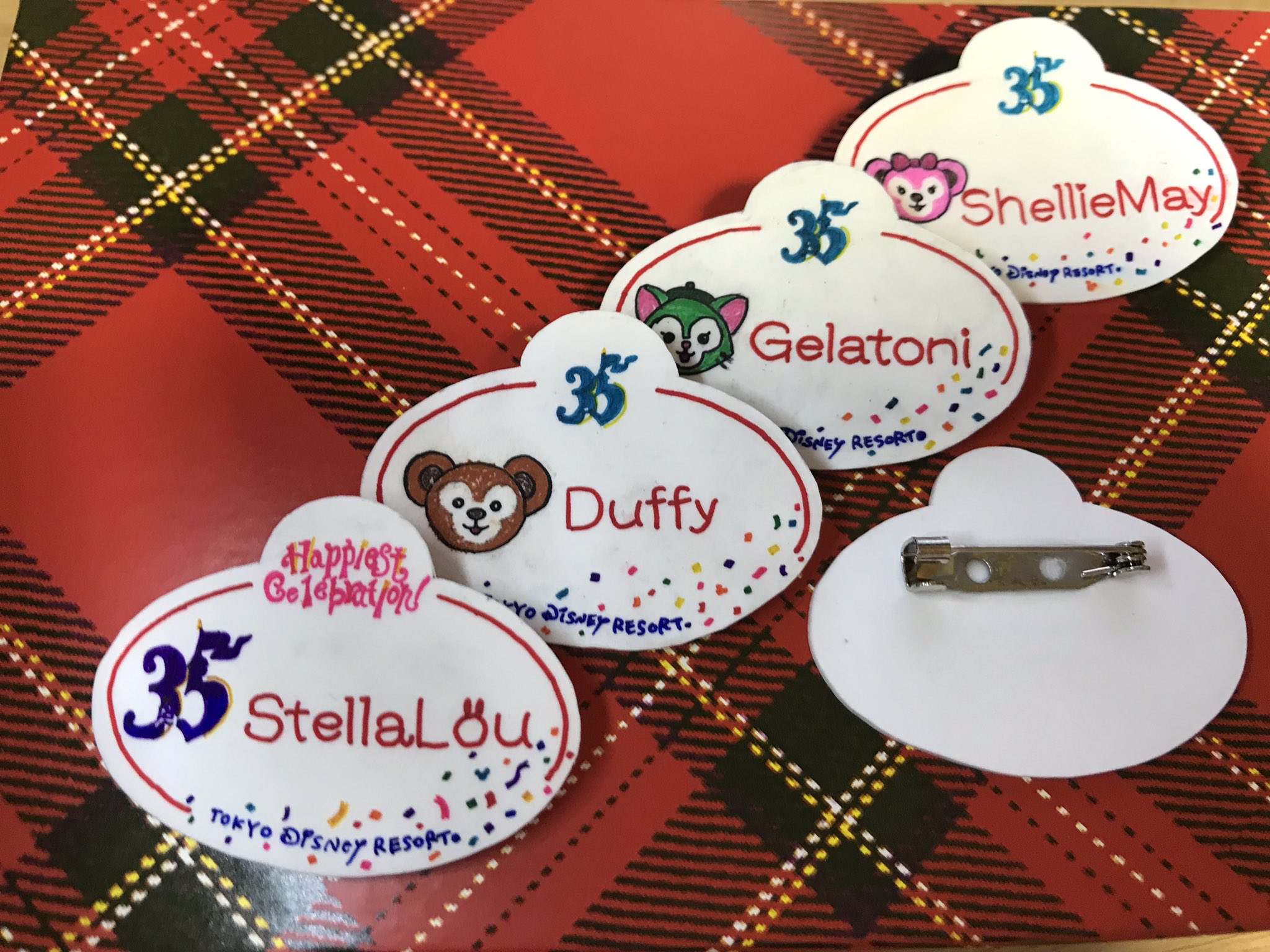 麦穂猫 Cats Disney 先週ダッフィーサイズのハピエストサプライズメダルをプラ板で作ってインしたら多くの皆さんが声を掛けて下さって嬉しかったので昨日またコソコソと でも不器用なので表面の汚れが目立ったり途中ちょっと心折れてルーちゃんだけ