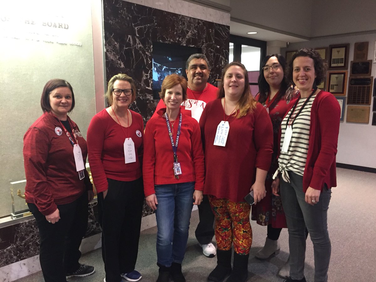 MMMSLibrary's tweet image. Way to represent #RedForEdOEA #LibraryStrong @OPS_Libraries