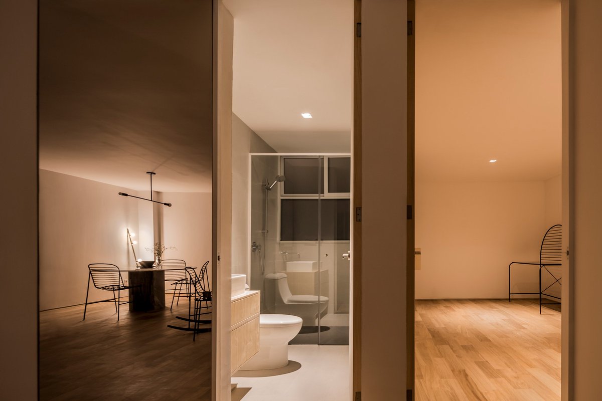 | #Interiorismo |

Ubicado en la #CDMX, el proyecto de remodelación departamento San Rafael de <a href="/dosa_studio/">DOSA STUDIO</a>, buscó crear un espacio de carácter funcional y práctico para sus ocupantes.

+Info: glocal.mx/departamento-s…