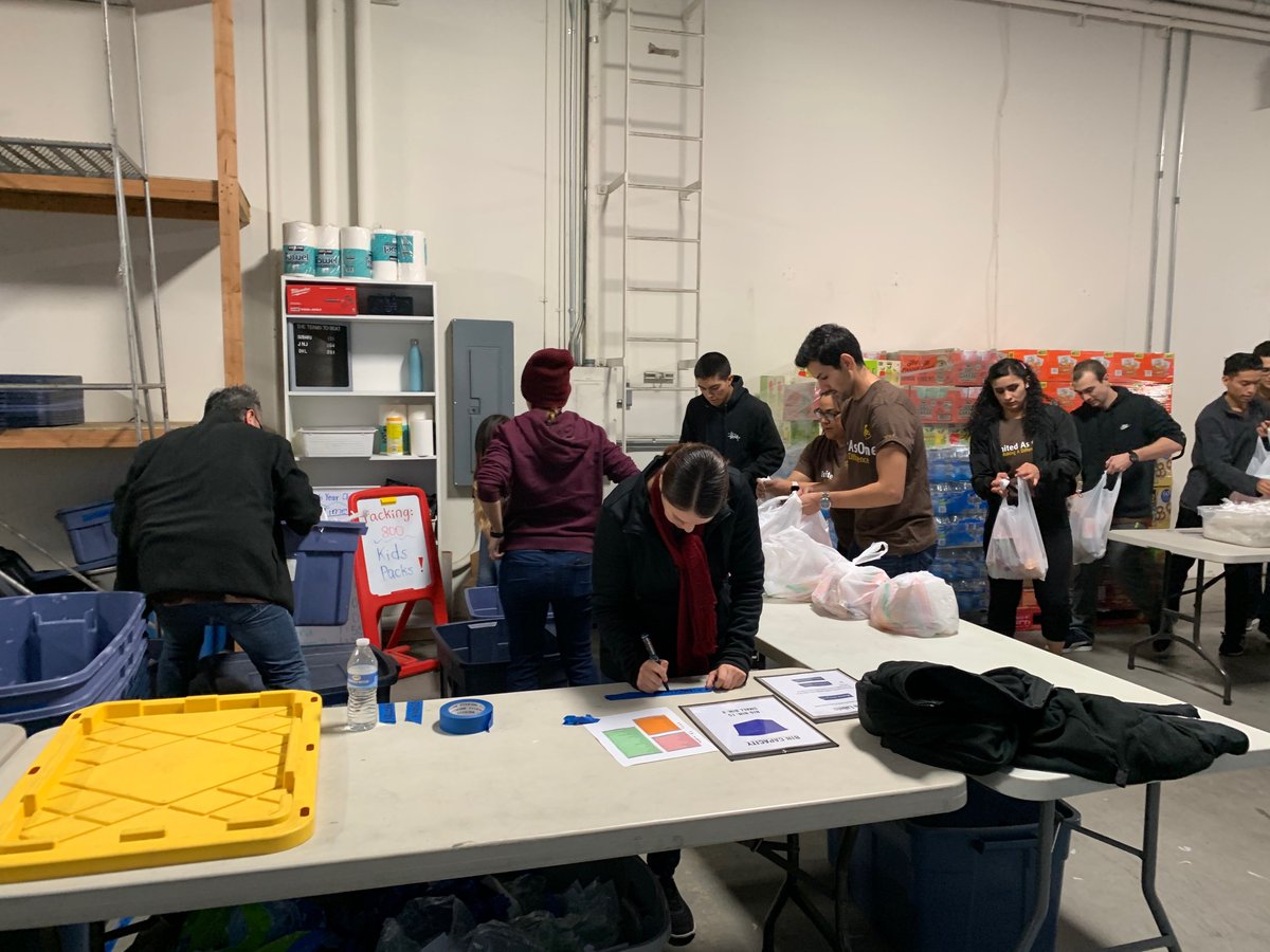 milesk87's tweet photo. Thank you to our #FSTS class helping out with the @ieUnitedWay Kids Pack.👦🧳They were able to put together 900 packs in 45 minutes!!! @SouthCalUPSers @jrindafernshaw @CherryLIBstick https://t.co/x4lbxUzi8J