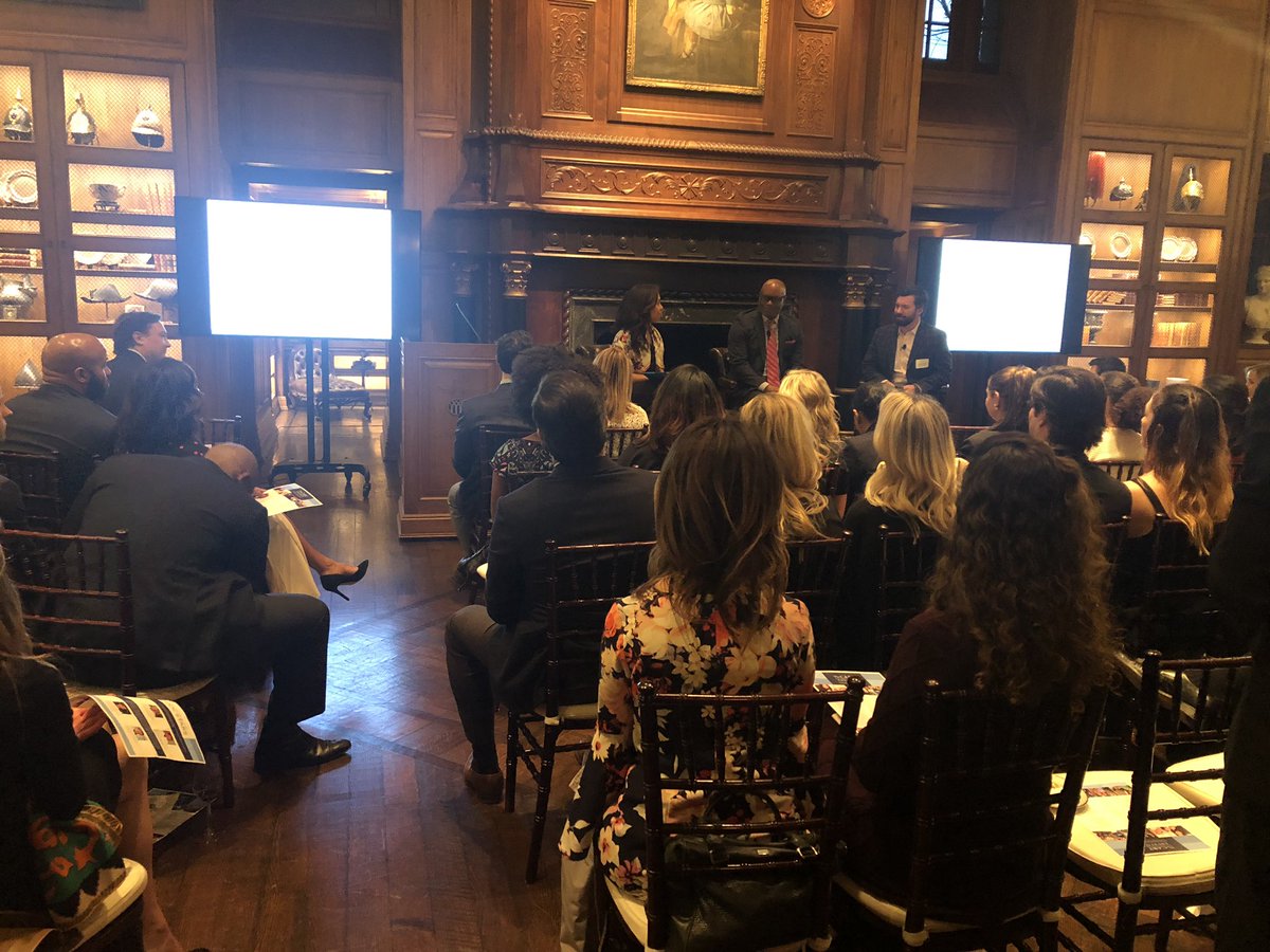 SWMedFoundation's tweet photo. “Leadership reveals who you are.” — @ChiefDavidBrown at tonight’s Learning from Leaders with @TheCaryCouncil #dallas #swmed https://t.co/qOU1dixvRF