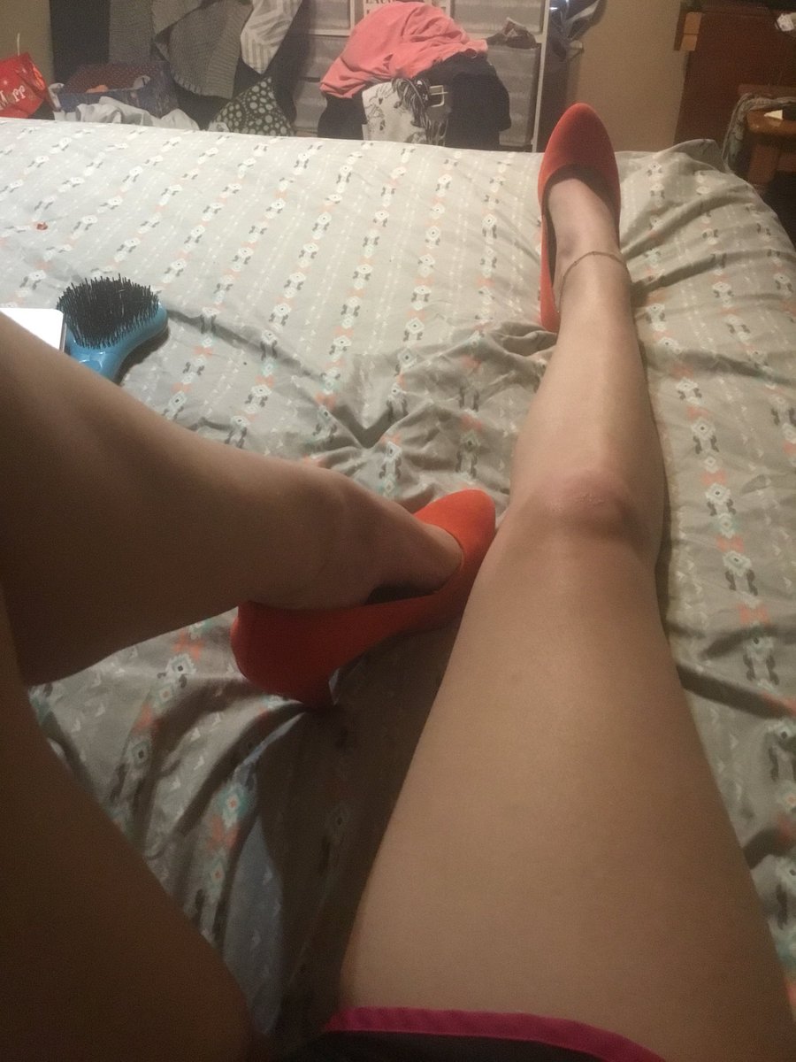 FinDomQueen23's tweet photo. I wear a size 5 in women’s 😘 #FinDom #findommegoddess #findomme #footslaves #footworship #feetfetish #PayPig #paypiggy #paybrats #paypiggywanted https://t.co/Z0Gx7Qf6CC