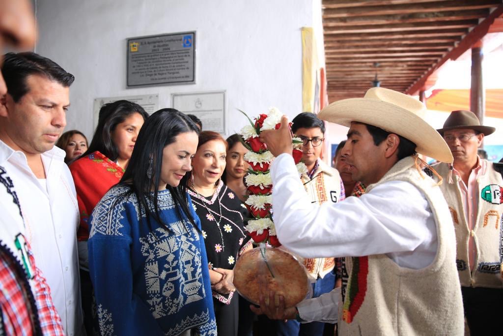 AlejandraDMV's tweet photo. La riqueza del #Edoméx, es la riqueza de sus lenguas originales, su diversidad cultural, sus tradiciones, nuestro legado histórico que nos identifica, que nos enorgullece, que nos dice de dónde venimos, quiénes somos y de qué estamos hechos. #DiaInternacionalDeLaLenguaMaterna https://t.co/1RoraSyRkq