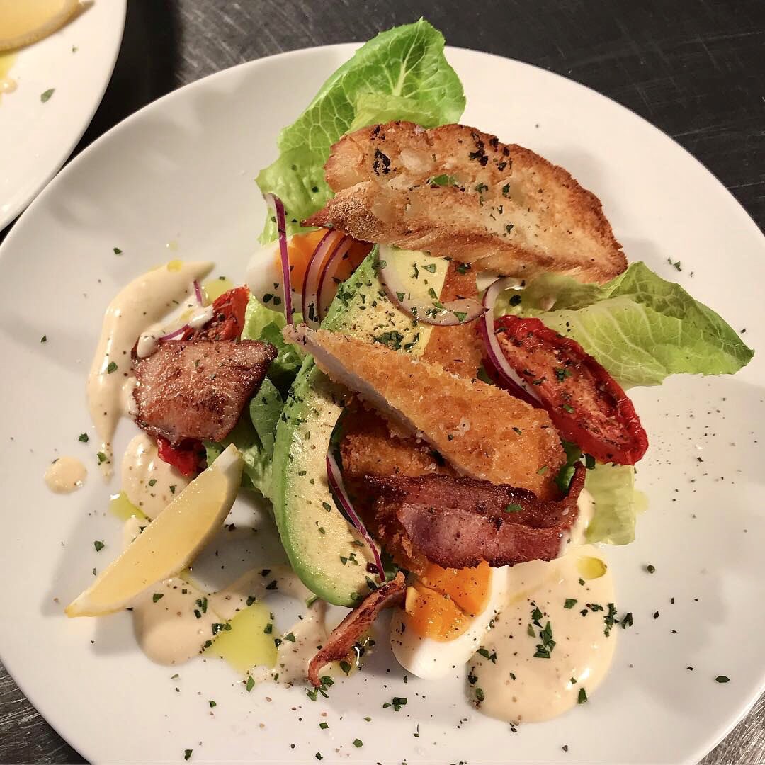 ZeeCaf_NoshCo's tweet photo. Don’t let TC Oma blow u away from this fabulous brunch special!
#pankochicken #ceasarsalad @ZeeCaf_NoshCo #sunnycoast😆
#サンシャインコースト に接近中のサイクロンに飛ばされたりしないで、#ジーカフェ の週末スペシャルディッシュ食べに来てね🌟
パン粉 #チキンカツ #シーザーサラダ😋 https://t.co/TYMTKQiymk