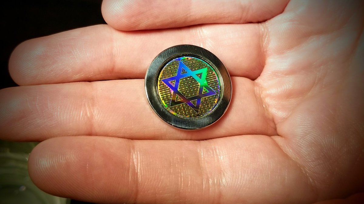 HannekeScience's tweet image. This pretty little coin has the entire Hebrew Bible laser-etched on its face in teeeeeny tiny letters, and it's about to launch to the moon with SpaceIL's #Beresheet! 🚀🌚 space.com/40598-lunar-li…