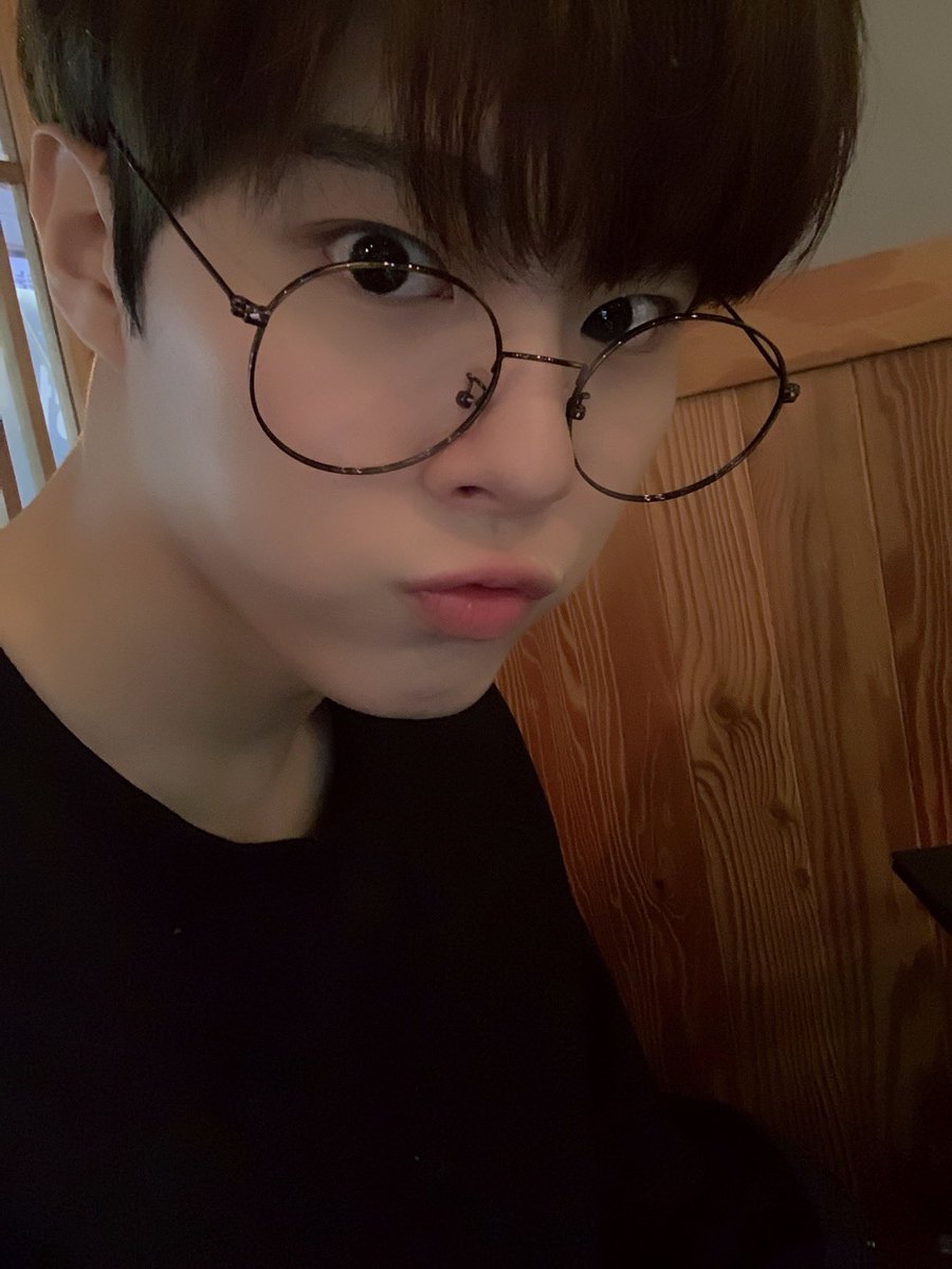 UP10TION's tweet photo. 좋은 하루 되세요:) #우신 https://t.co/tLWnpWXZne