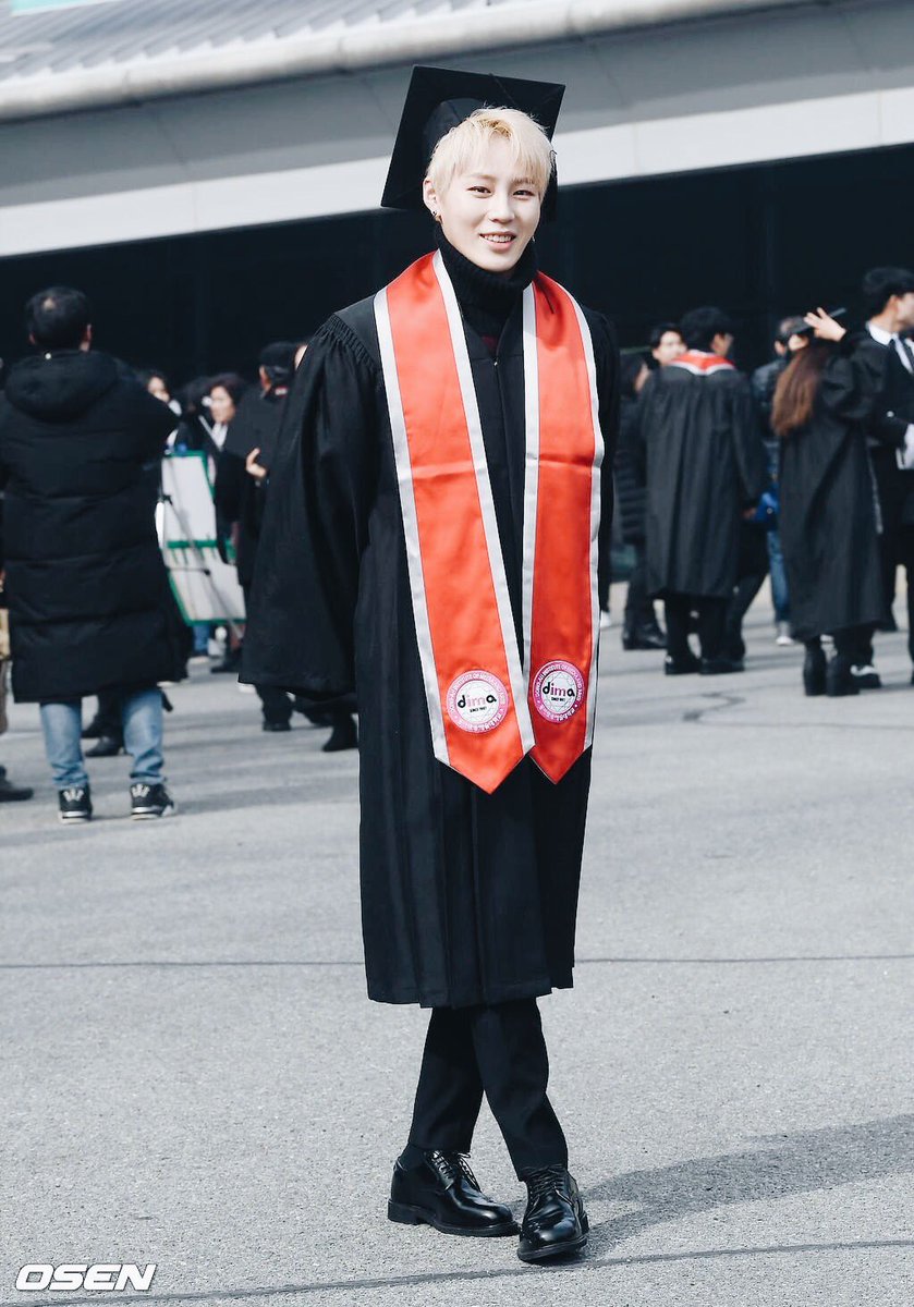 Winter_Roses's tweet photo. ว้าวๆๆๆๆ.ค.ภูมิใจของวนบ. พี่ซองอุนเรียนจบแล้ว ยินดีด้วยนะค้าบบบบบบ https://t.co/TpI8zea48y