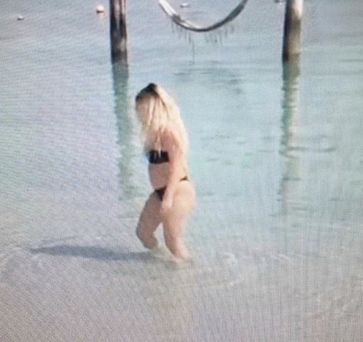 Tea32860951's tweet photo. ⚠️(No hate warning)⚠️ There’s been some tea going around that tana has been photoshopping, facetuning or doing whatever she can do to make her look thinner in her photos. Tbh in this generation no photo is rlly left untouched without a little editing. https://t.co/JfYOR5w7ft
