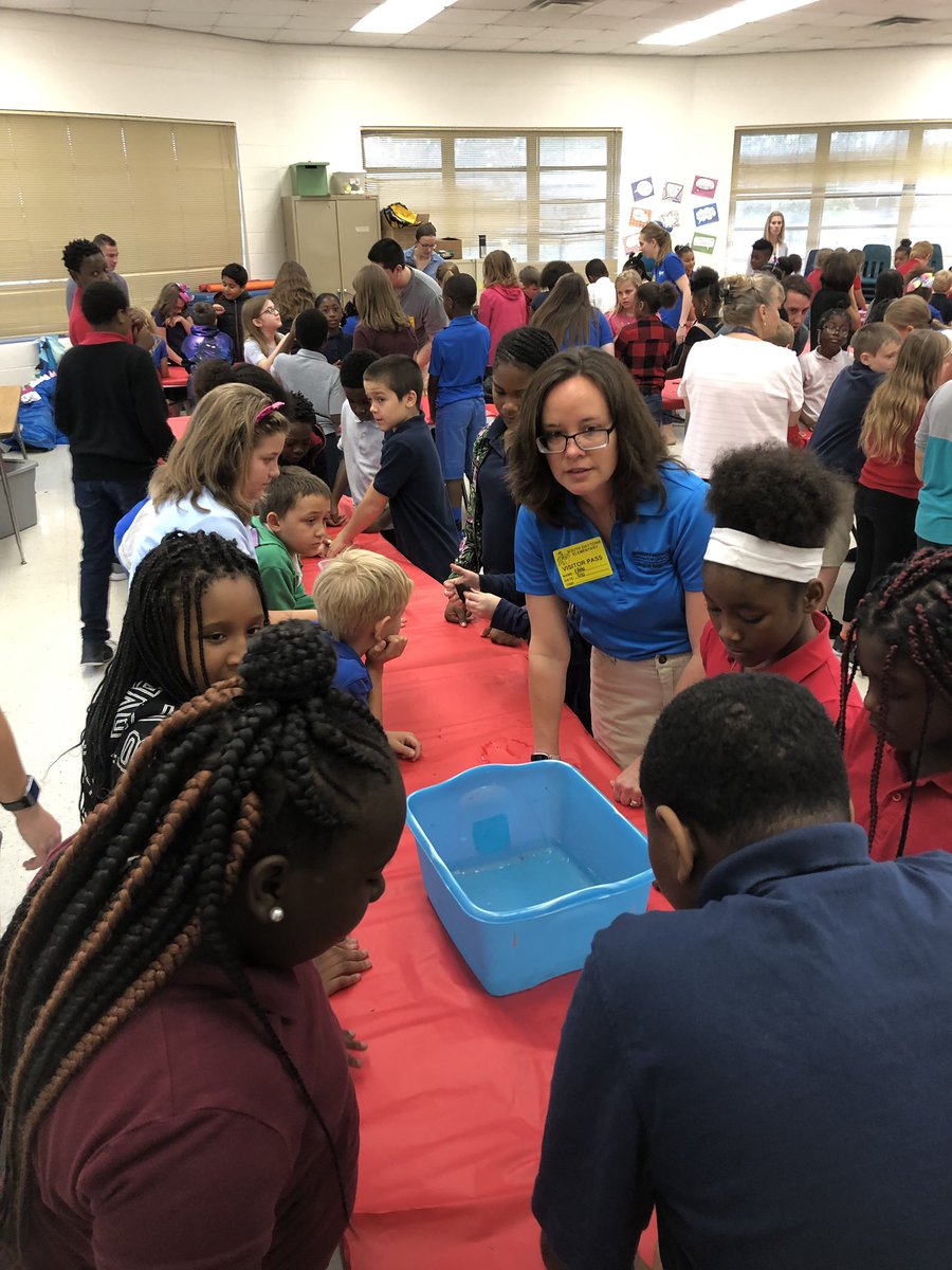 sdedragons's tweet image. Embry Riddle College of Engineering came to do STEM experiments. 4th graders tried to build the most supportive clay boat. The record was 23 metal nuts before it sank! Thank you to ERAU and all of the volunteers!!! #ERAU #volunteersrock #SinkOrFloat #Density #VCSscientists