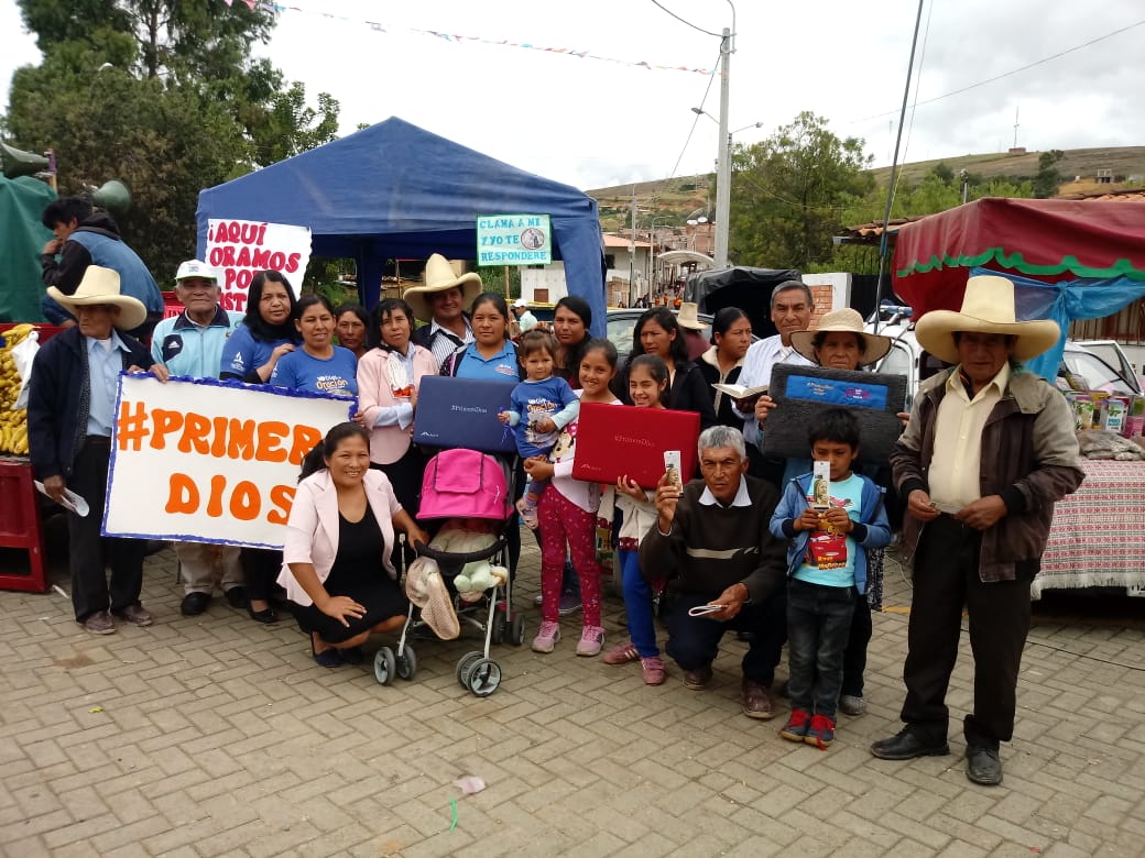 PrAbnerSanchez's tweet photo. Seguimos nuestra ruta en los #10DíasDeOración hoy Jueves 21 en la feria del distrito de Matara 2da #CarpaDeOración llevando #Esperanza, obsequiando libros, revistas 📖📚 #ChichaMorada #DMSanMarcos
Porque 👉 #PrimeroDios y luego lo demás 💪🙏  #TodosComprometidoseneltiempodelfin https://t.co/Hj79q10TML