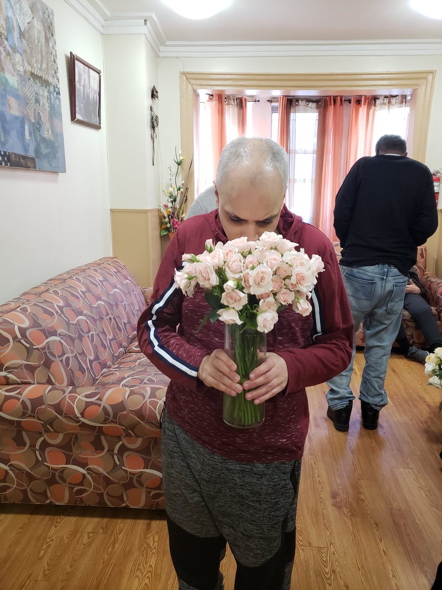 _UniquePeople's tweet photo. The secret is out! UPS, Inc. was one of the recipient organizations to receive flowers from #MeghanMarkle 's baby shower hosted by @serenawilliams. Thanks @RepeatRoses for ur continuous partnership! The gentlemen at our Vyse Ave Residence enjoyed them.
#WeAreUnique #RepeatRoses https://t.co/CHCDdtkaNv