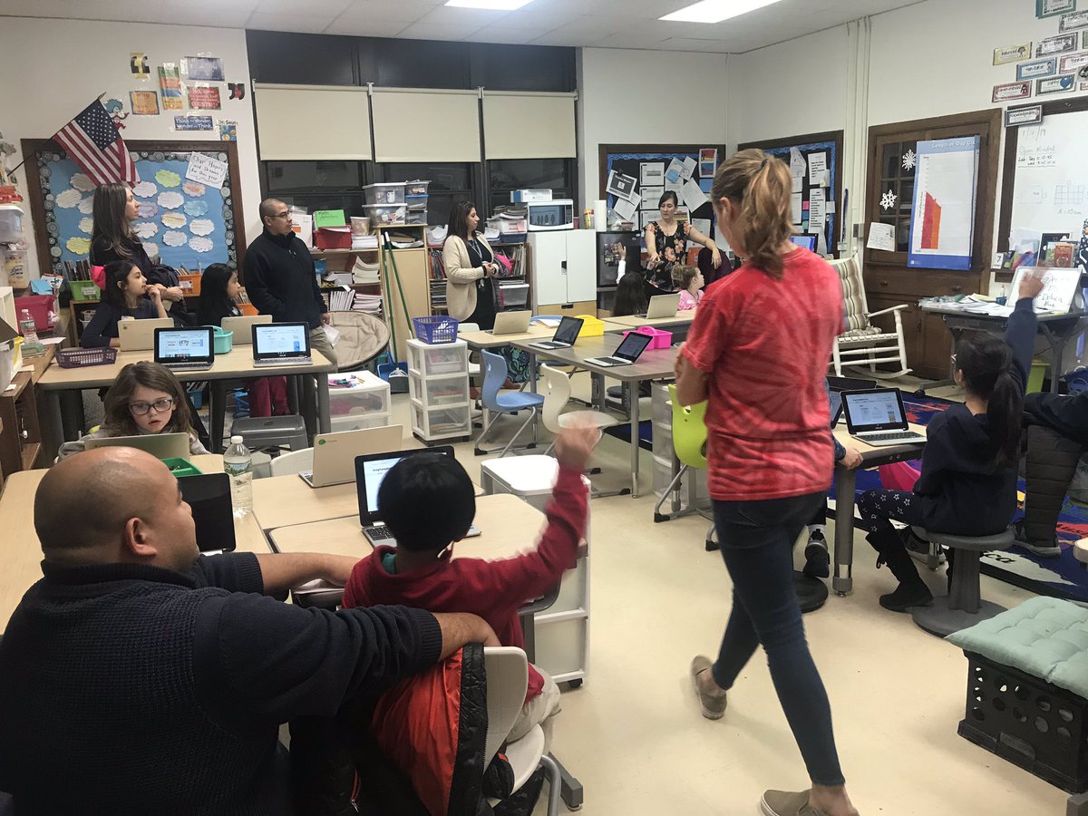 sandrajill7's tweet image. Thanks to our AMAZING staff for a great Math Night!  Our students had fun learning. #spsmind @StrawberryIB