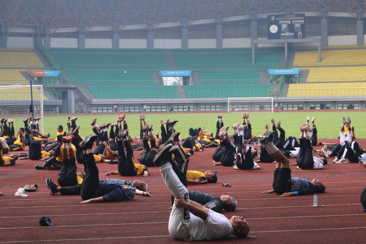 Rahmat_Effendi_'s tweet photo. Kegiatan rutin jumat pagi berlokasi di Stadion Patriot Chandrabhaga melakukan senam SPARKO bersama MUSPIDA Kota Bekasi agar lebih semangat sebelum mengawali aktivitas pekerjaan.

#sehat #senamsparko https://t.co/VnfVAwgPLE