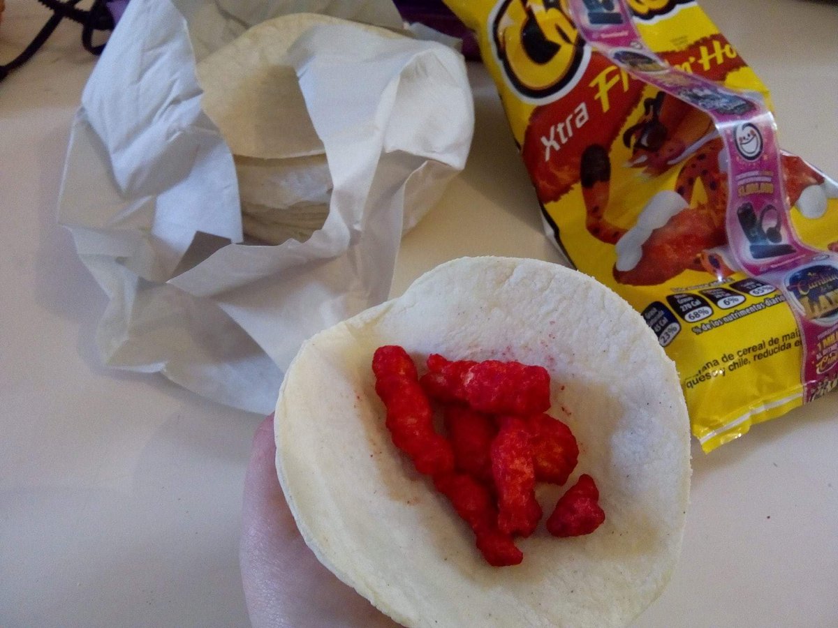 Mexicanos: 
Me enoja que en otros países piensen que hacemos tacos de todo.

Los mexicanos: