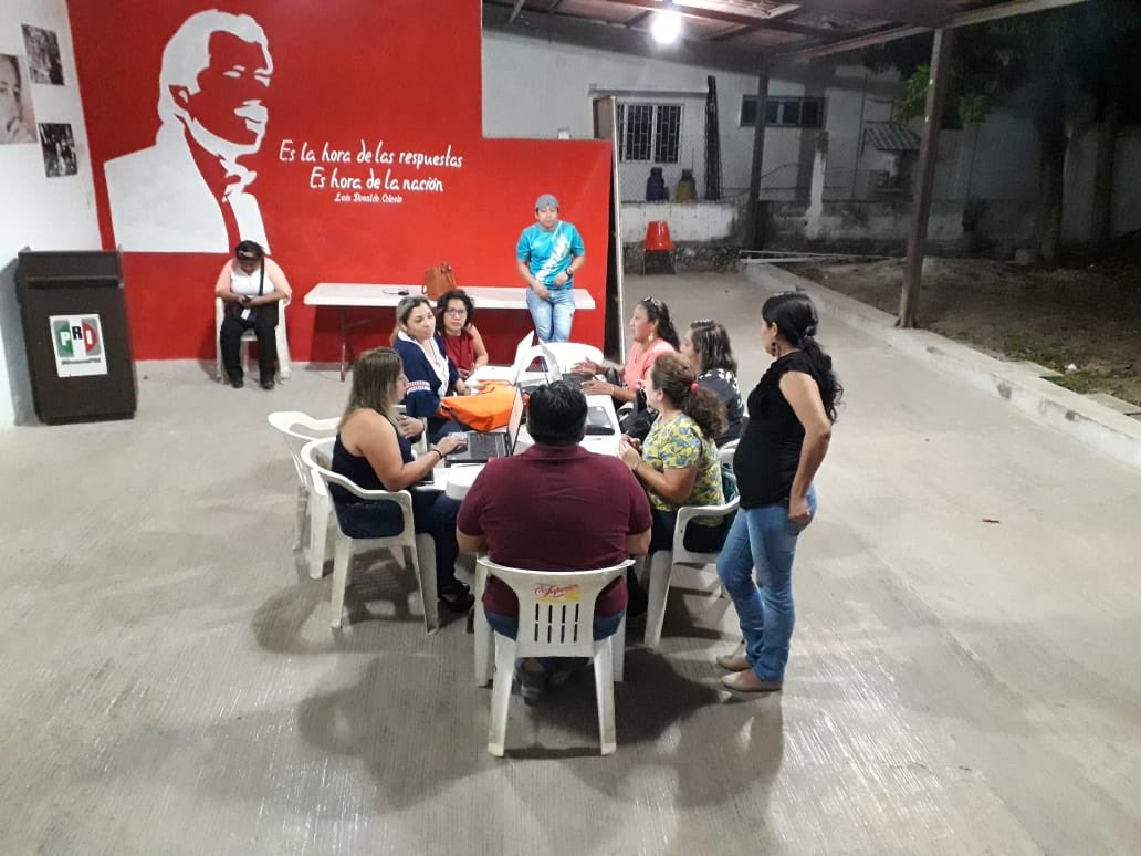 ONMPRICAM's tweet photo. Las alumnas de la #2AGeneracion del #ENMPRICalkinÍ con su #CoordinadoraMunicipal, #SaireGuadalupeÁvila se reunieron hoy por la
noche para recibir asesoría de la #EscuelaMujeresPRI.
#SomosPRI
#LaCausaNosUne https://t.co/f7bCFFyw6i