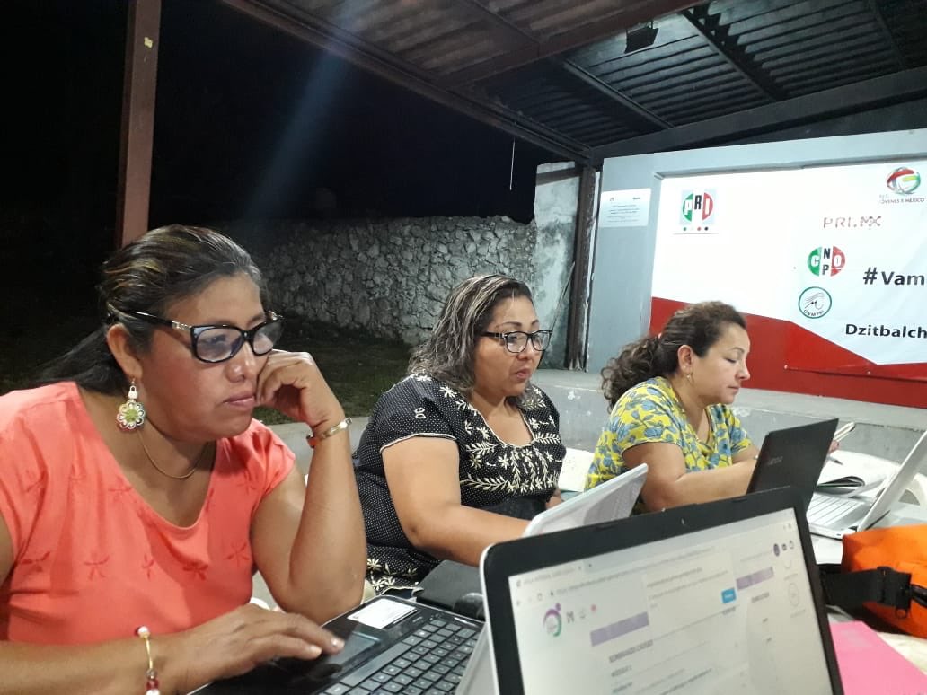 ONMPRICAM's tweet photo. Las alumnas de la #2AGeneracion del #ENMPRICalkinÍ con su #CoordinadoraMunicipal, #SaireGuadalupeÁvila se reunieron hoy por la
noche para recibir asesoría de la #EscuelaMujeresPRI.
#SomosPRI
#LaCausaNosUne https://t.co/f7bCFFyw6i