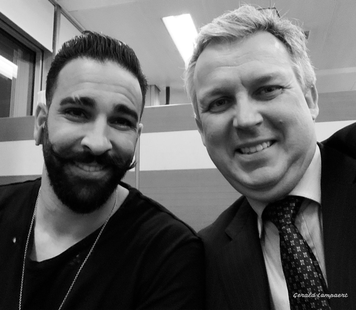 glampaert's tweet image. Dans la plupart des cas, les #lounge d’aéroports sont occupés par des voyageurs d’affaire pas tres marrants. Et de temps en temps on rencontre une #célébrité très #cool et #sympa comme ici avec #Adilrami  ! Un petit garçon qui aime le #foot va adorer.